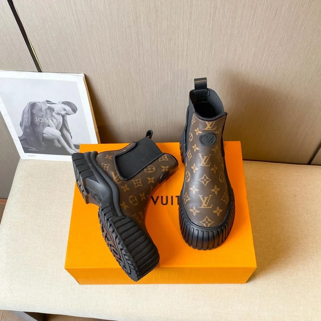 👟👟Ex-factory price 700👟👟Louis Vuitton Louis Vuitton 2022 catwalk new model, high-end customization 1:1 replica, major star Internet celebrity catwalk style, a century-old classic, comfortable on the foot, with Louis Vuitton logo embossed leather label and wear-resistant leather outsole.  Fabric: Open-edge beaded cowhide, LV presbyopic leather, black cowhide, white cowhide. Lining: sheepskin. Number of yards: 35 to 40 (41 can be customized and cannot be returned or exchanged)